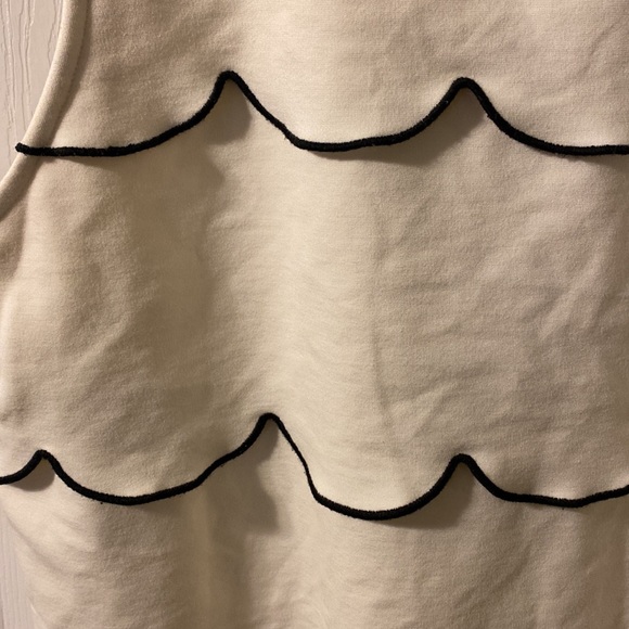 Scalloped sleeveless top - Picture 2 of 3